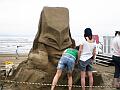 浜辺の時よ止まれッ！　石川県・千里浜海岸に「ジョジョの奇妙な“砂像”」が出現！