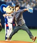 俳優の山本裕典さん、吉良吉影ネクタイ「KILL・A’s tie」着用で始球式を務める